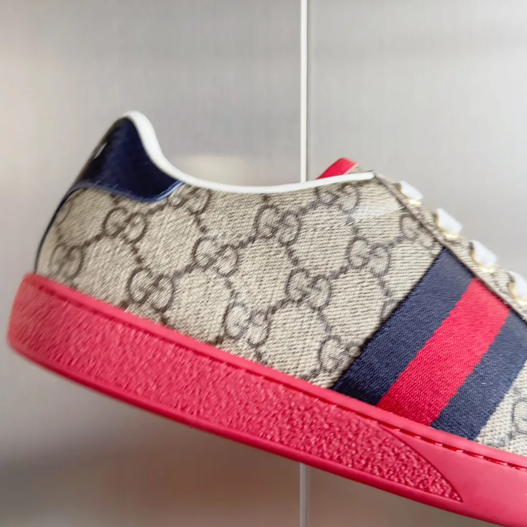 👟👟Ex-factory price 540👟👟 Men's size +10 Top version: Gucci G family classic Ace series Embroidery Little Bee White Shoes Couple Style Ribbon Love Casual Sports Shoes Sneakers Original Purchase Development Production This brand's classic low-top sports shoes interweave golden embroidered bees with red and green webbing. The bee is a classic element of the brand. It appeared in the Gucci ready-to-wear series in the 1970s. Exquisite packaging at the delivery counter🛍📦 ▪️Fabrics: Original custom imported first-layer cowhide ▪️Foots: Original custom cowhide lining ▪️Sole: Original open-molded rubber non-slip material ▪️Sole thickness: 2.5CM ▪️Size: Women's 34-41 (customized 34/41) ▪️Size: Men's 38-46 (38/46 customized)